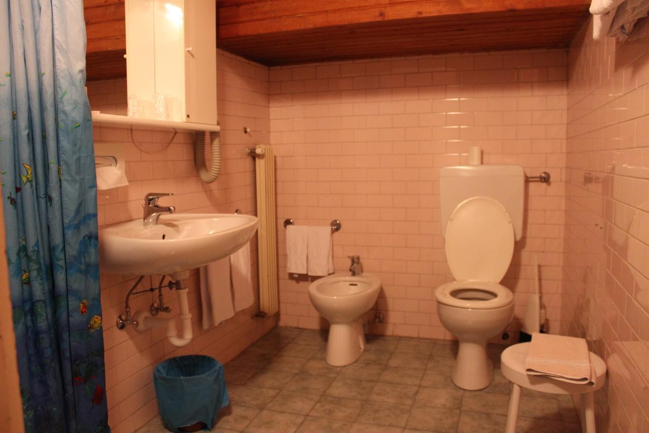 Garni Hirsch Hotell Canazei Exteriör bild