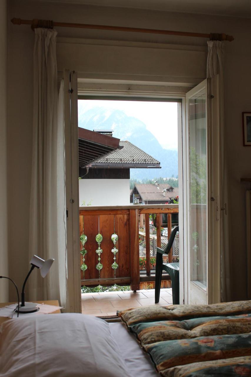 Garni Hirsch Hotell Canazei Exteriör bild