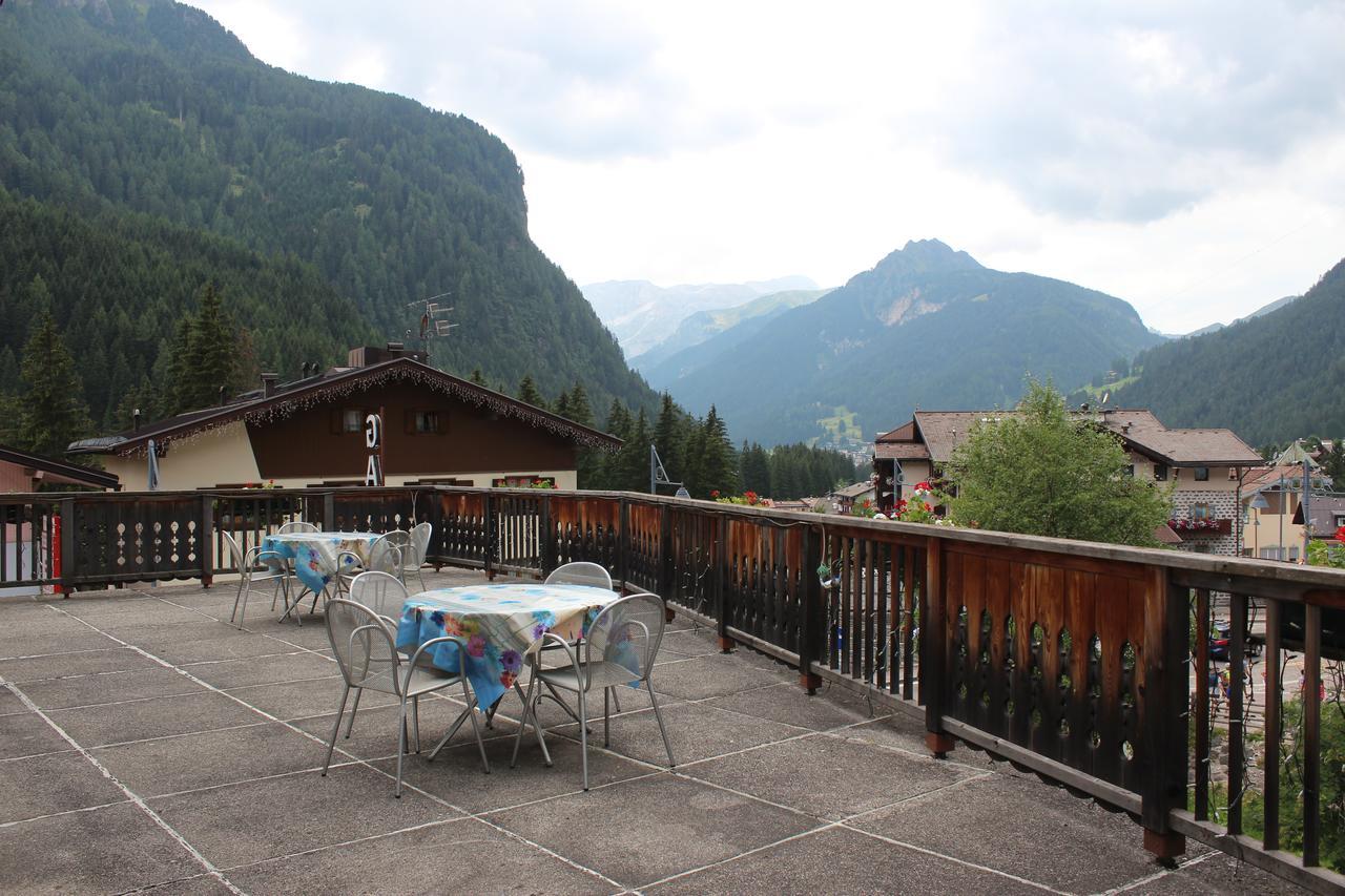 Garni Hirsch Hotell Canazei Exteriör bild